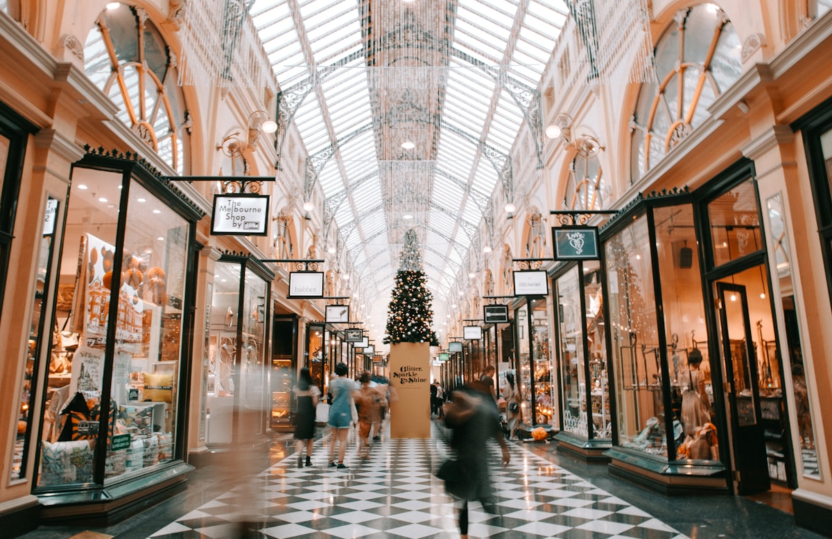 Pasillo de una galería comercial con varias tiendas